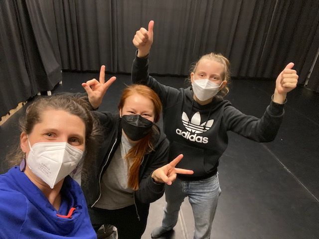Dramaledarna Sara, Iiris och Sonia. Alla har munskydd.
