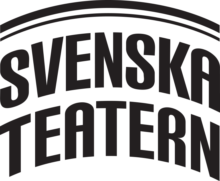 Svenska Teaternin logo, jossa teatterin nimi lukee isoilla kirjaimilla kahdessa päällekkäisessä kaaressa. Kaarta koristaa yläpuolella olevat kaksi eripaksuista kaarevaa viivaa.