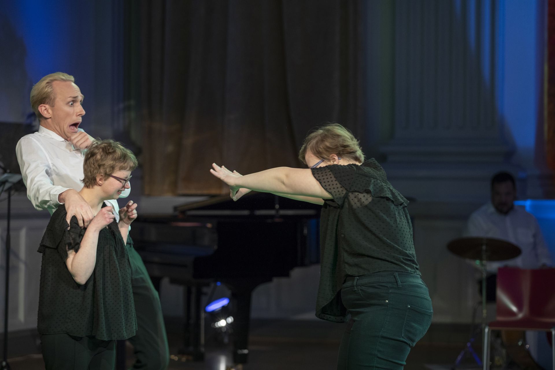 Christoffer Strandberg, Tanya Palmgren och Karolina Karanen i scenen om teaterreporten