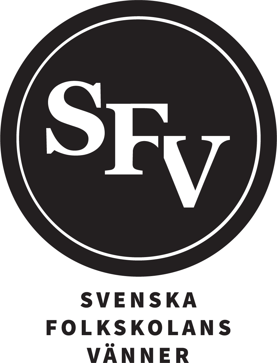 SFV:n logo. SFV lukee vinosti oikealle alaspäin isoilla valkoisilla kirjaimilla mustalla ympyrän muotoisella pohjalla jota korostaa musta ympyrä reunus. Alla lukee isoilla kirjaimilla Svenska Folkskolans Vänner. 